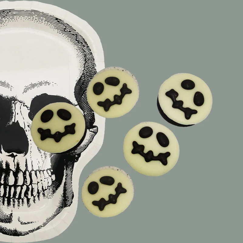Halloween 'Macarons' aus weißer- und Milchschokolade mit Straciatella-Creme