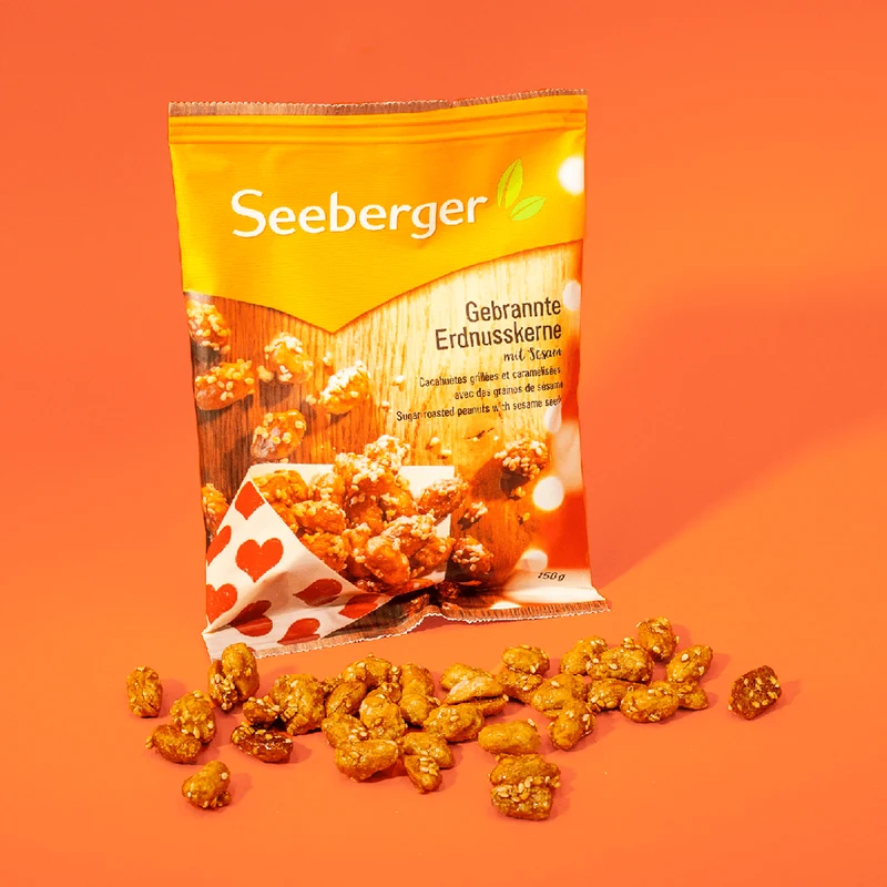 Gebrannte Erdnusskerne mit Sesam