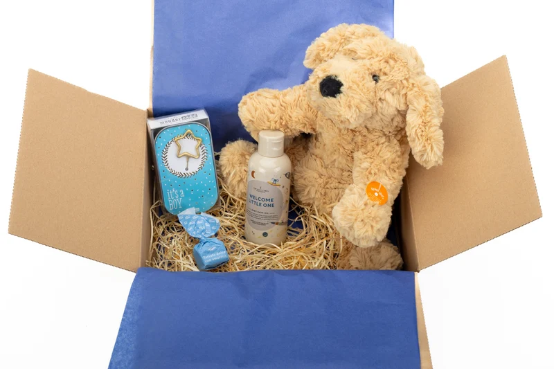 Geschenkbox Welcome Baby Boy – zur Geburt mit Kuscheltier, Badeöl & süßen Grüßen